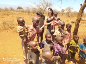 niños en poblado masai