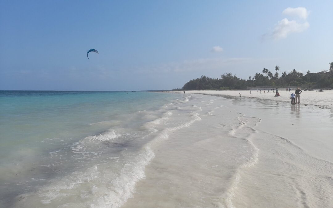 Diani Beach en Diani Beach en Kenia con playa de arena blanca y aguas del océano Índico